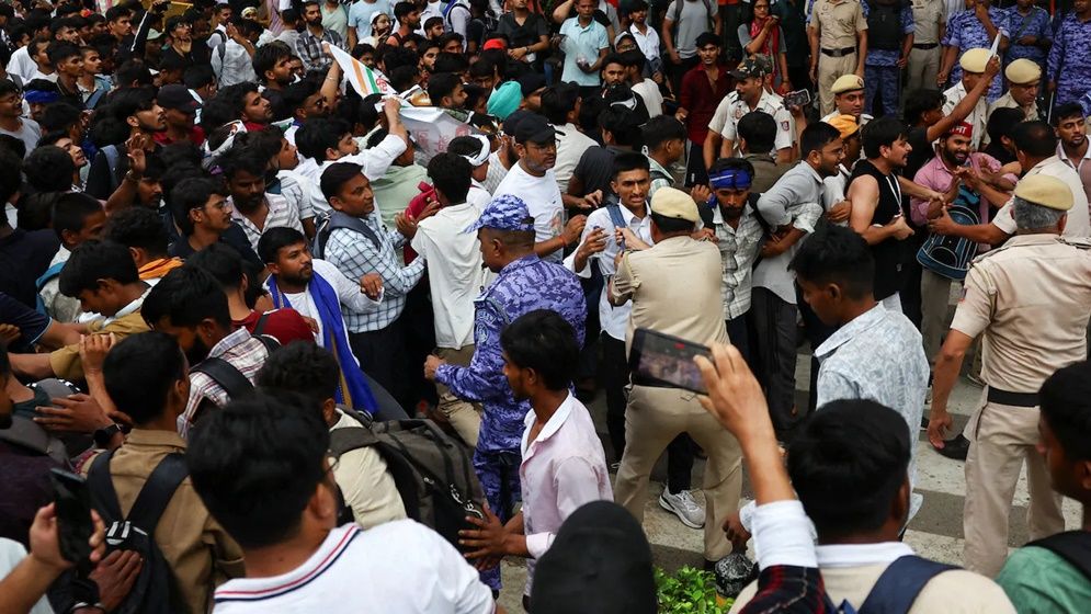 ককরোচ পার্টির মিছিলে পুলিশের লাঠিচার্জ, উত্তাল ভারত