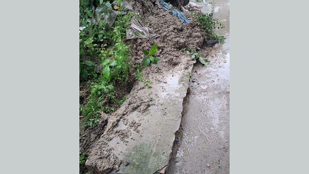 বিদ্যালয়ের দেয়াল ধসে ৩ ছাত্রী আহত