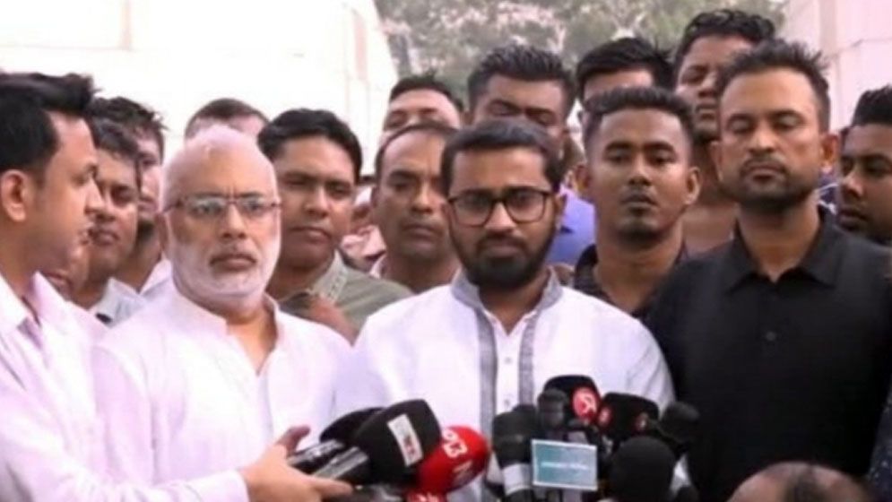 জিয়াউর রহমান ও খালেদা জিয়ার কবরে রাশেদ খাঁনের শ্রদ্ধা নিবেদন