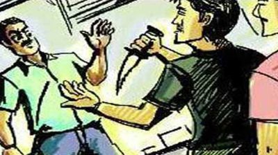 বন্দরে মাদক বিক্রিতে বাধা দেওয়ায় পুলিশ সদস্যকে ছুরিকাঘাত