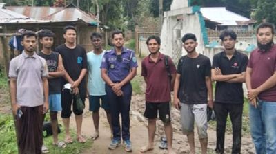 জলপ্রপাতে আটকেপড়া ১০ পর্যটককে উদ্ধার