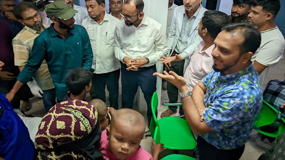 এক পরিবারে ১৪ দৃষ্টি প্রতিবন্ধী: চিকিৎসার দায়িত্ব নিলেন জেলা প্রশাসক