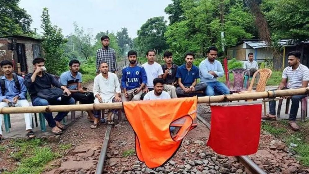 রাবি শিক্ষার্থীকে মারধর, প্রতিবাদে রেললাইন অবরোধ