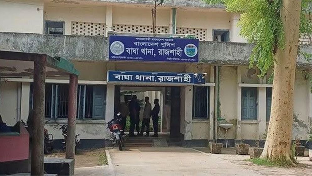 ঘরে খাটের উপর পড়ে ছিল স্বামী-স্ত্রীর লাশ