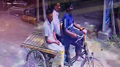 ঋণের টাকায় কেনা ভ্যান নিয়ে গেল প্রতারক, কিস্তি নিয়ে বিপাকে এতিম কিশোর