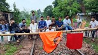 রাবি শিক্ষার্থীকে মারধর, প্রতিবাদে রেললাইন অবরোধ