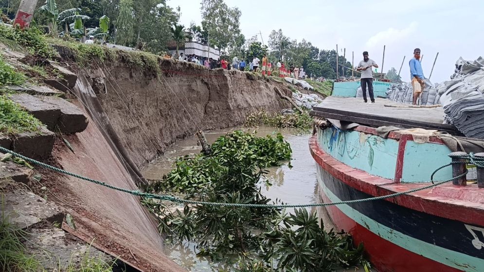 গোপালপুরে ৬০ ফুট সড়ক যমুনাগর্ভে, দুর্ভোগে যাত্রীরা