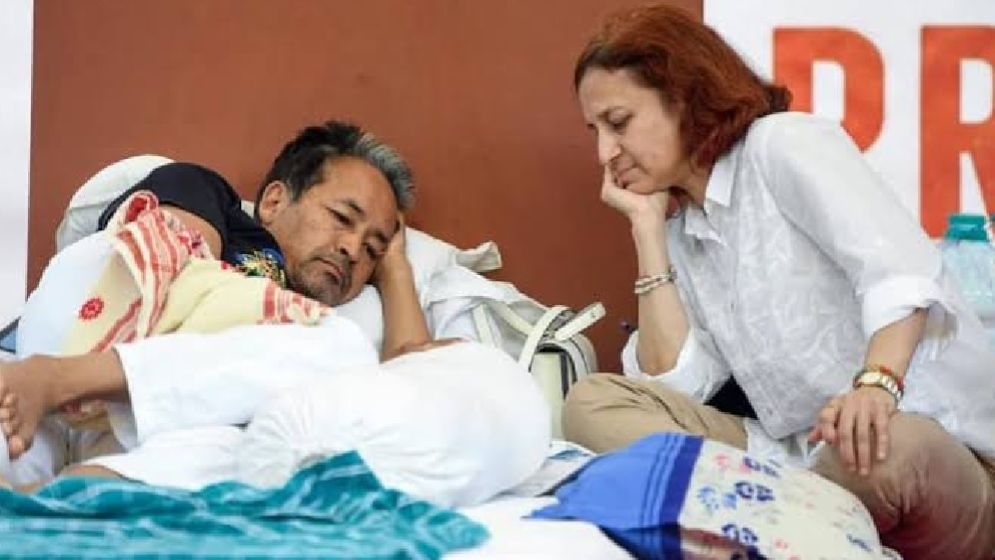 হাসপাতালে ওয়াংচুকের খোঁজ নিলেন ভারতের দুই মন্ত্রী