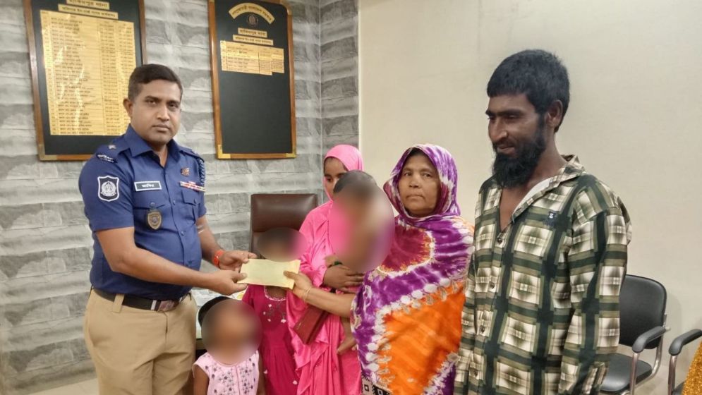 দুই সন্তানকে রাস্তায় রেখে যাওয়া সেই অসহায় পরিবারের পাশে ওসি