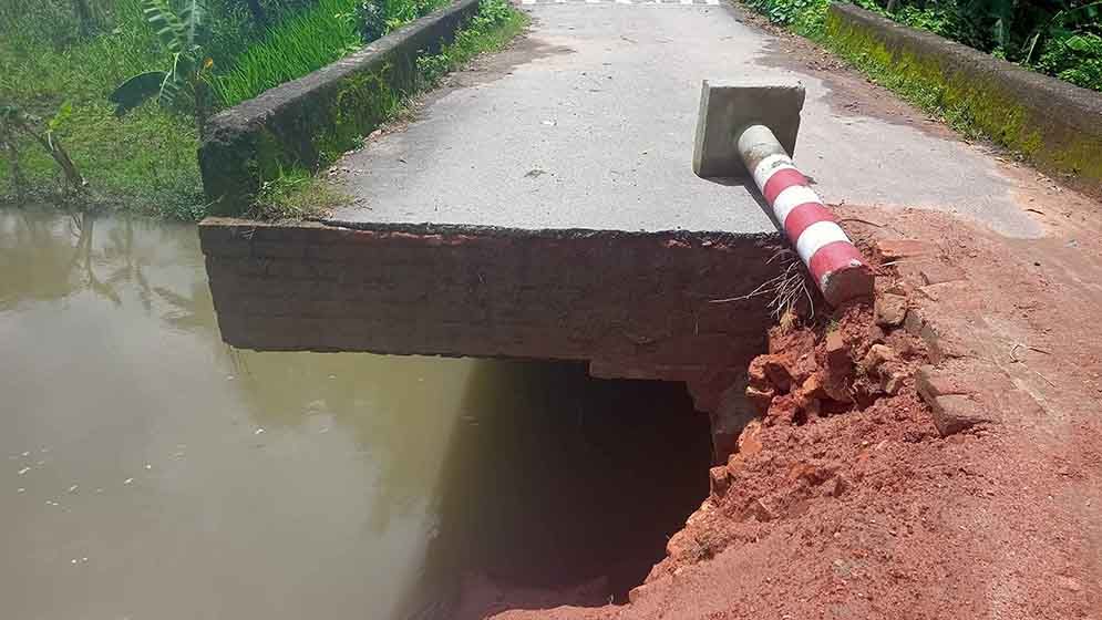 ভারি বৃষ্টিতে ব্রিজসংলগ্ন সড়ক ধসে খালে, যোগাযোগ ব্যাহত