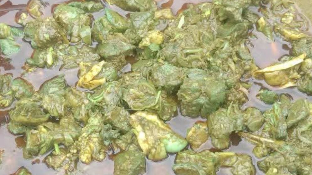 রান্নার পর সবুজ হয়ে গেল গরুর মাংস! এলাকায় চাঞ্চল্য