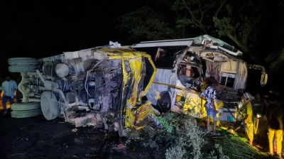 পাবনায় রুশ নাগরিক বহনকারী বাস-ট্রাকের মুখোমুখি সংঘর্ষে নিহত ১