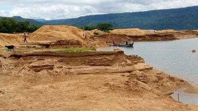 যমুনেশ্বরী থেকে বালু লুট