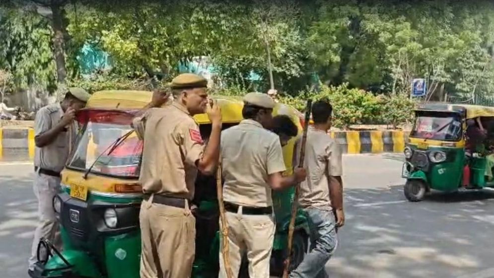 যন্তর মন্তর অভিমুখে আন্দোলনকারী শিক্ষার্থীদের আটকে দিচ্ছে দিল্লি পুলিশ
