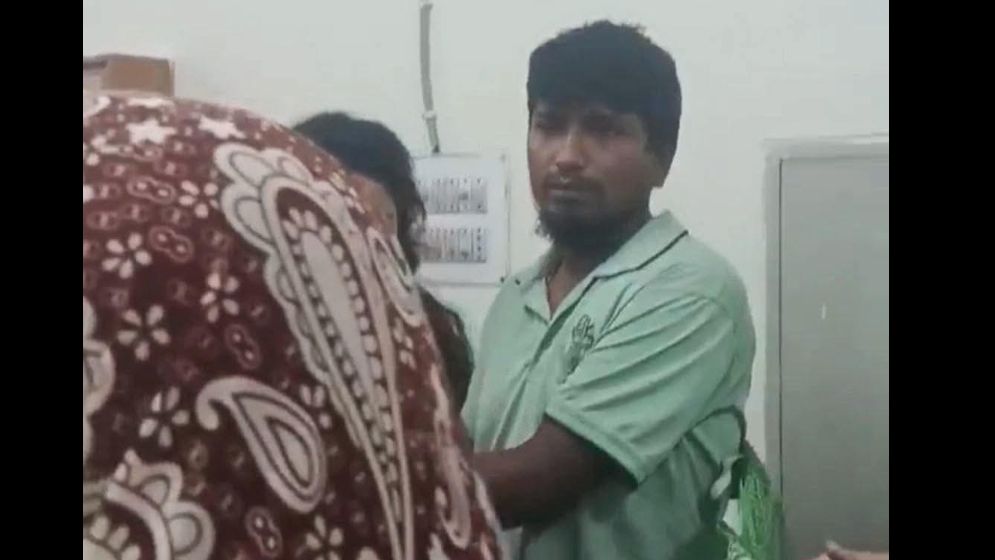খুবিতে ছাত্রীদের ওয়াশরুমে গোপনে ভিডিও ধারণের অভিযোগ, ক্যান্টিনকর্মী আটক
