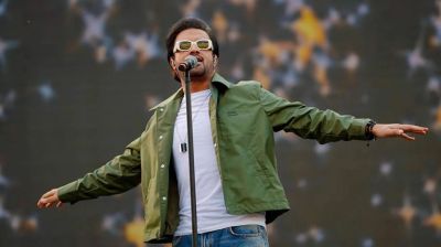 মঞ্চ মাতাতে ঢাকায় পৌঁছেছেন আতিফ আসলাম