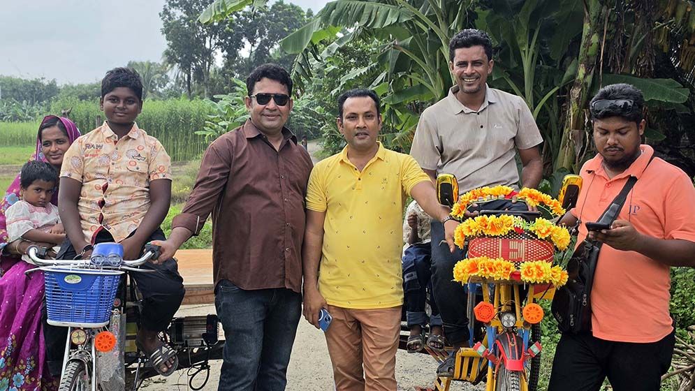 সেই কিশোর শাহাদত পেল দুটি ভ্যানসহ ৮ লক্ষাধিক টাকার সহায়তা