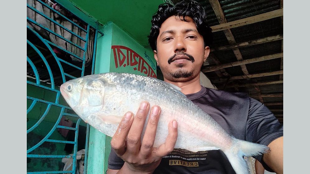 ২ কেজির ইলিশ বিক্রি হলো ৭ হাজার টাকায়