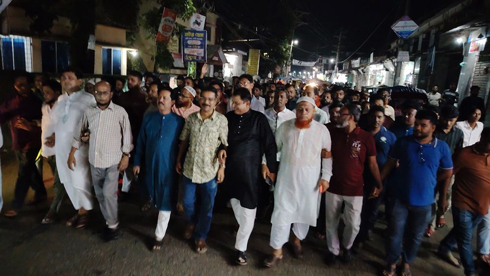 মেজর হাফিজ অস্থায়ী রাষ্ট্রপতি হওয়ায় আনন্দ মিছিল-মিষ্টি বিতরণ