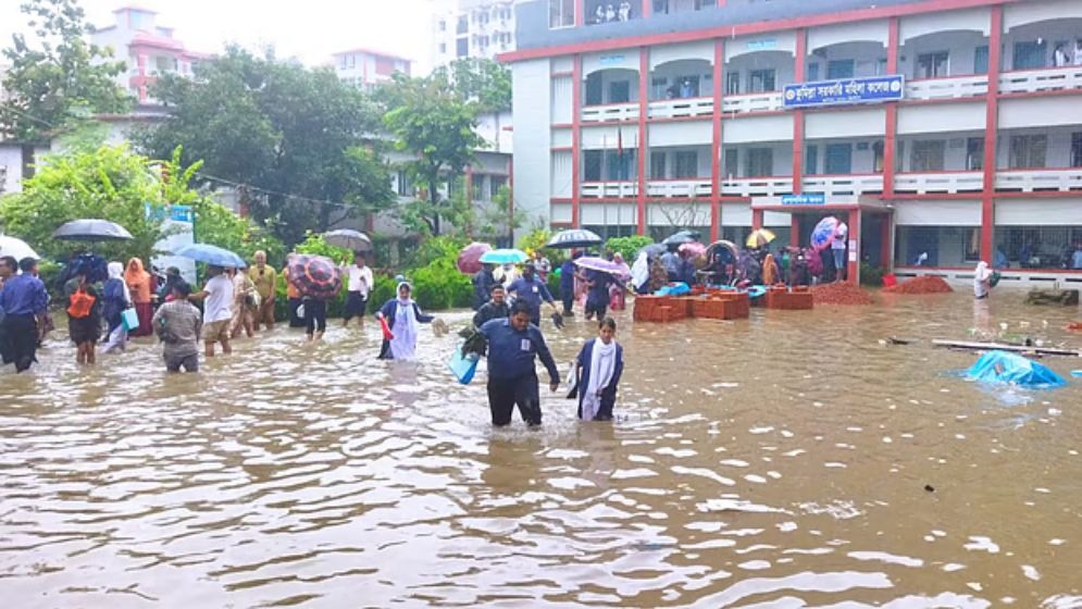জলাবদ্ধতায় এইচএসসি পরীক্ষা, কুমিল্লা মহিলা কলেজের ৭ শিক্ষক একযোগে বদলি
