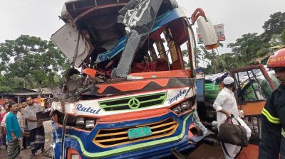 বরিশালে বাসের ধাক্কায় রিকশাচালক নিহত, আহত ৫