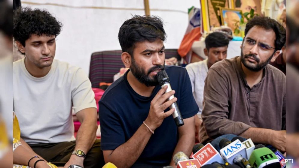 থেমে নেই আন্দোলন, নতুন যে দুই দাবি জানাল ককরোচ পার্টি