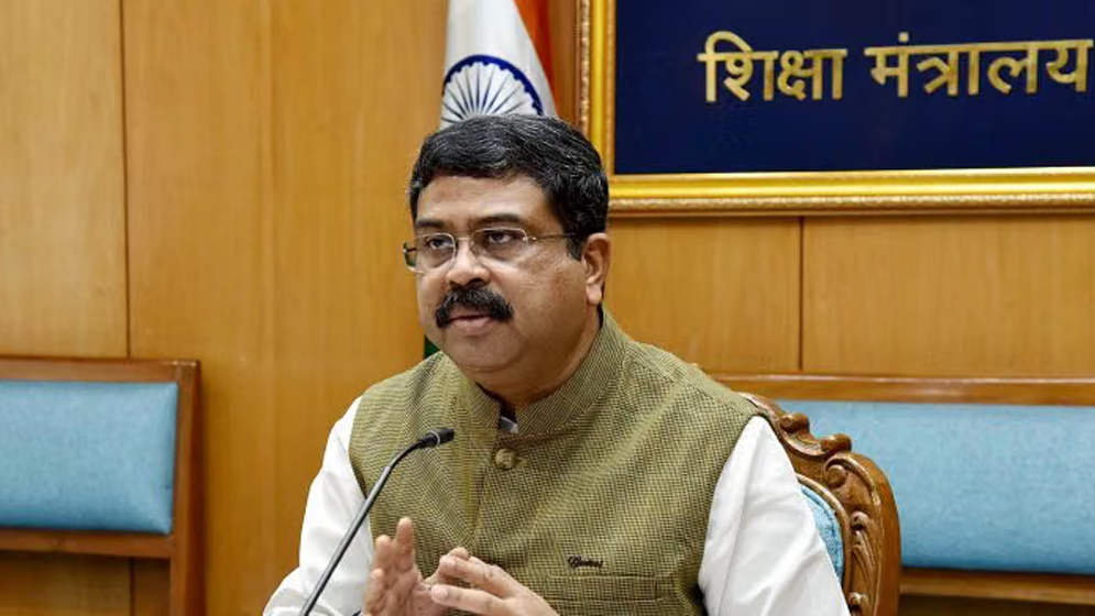 টানা আন্দোলনের মুখে ভারতের শিক্ষামন্ত্রীর পদত্যাগ