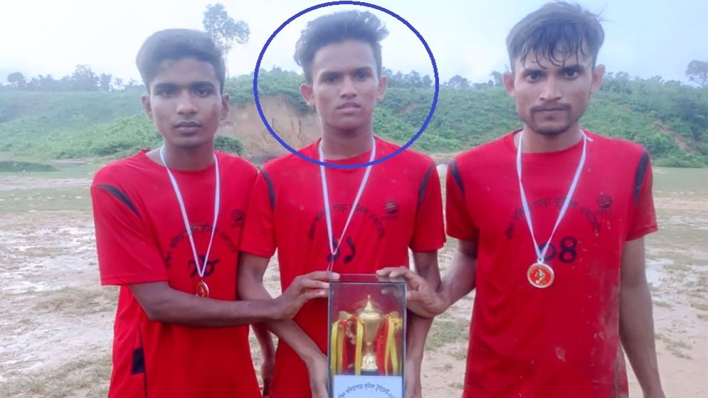 পেশাদার ফুটবলার হওয়ার স্বপ্ন ডুবে গেল সাগরে!