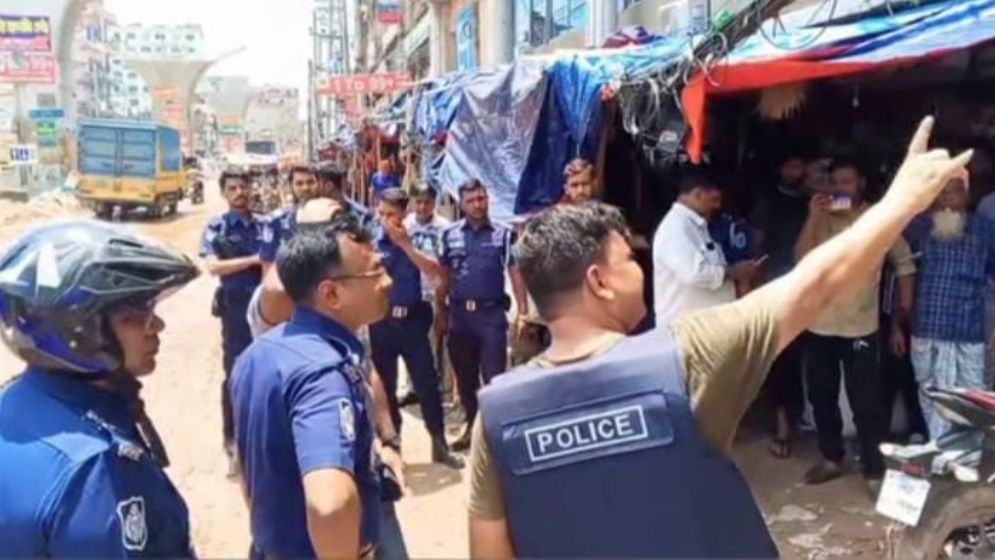 সাভারে চাঁদা দাবিকে কেন্দ্র করে সন্ত্রাসীদের সঙ্গে পুলিশের গোলাগুলি