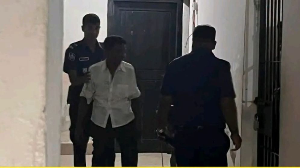 বাসে চবি শিক্ষার্থীকে হয়রানির অভিযোগ, আটক ১