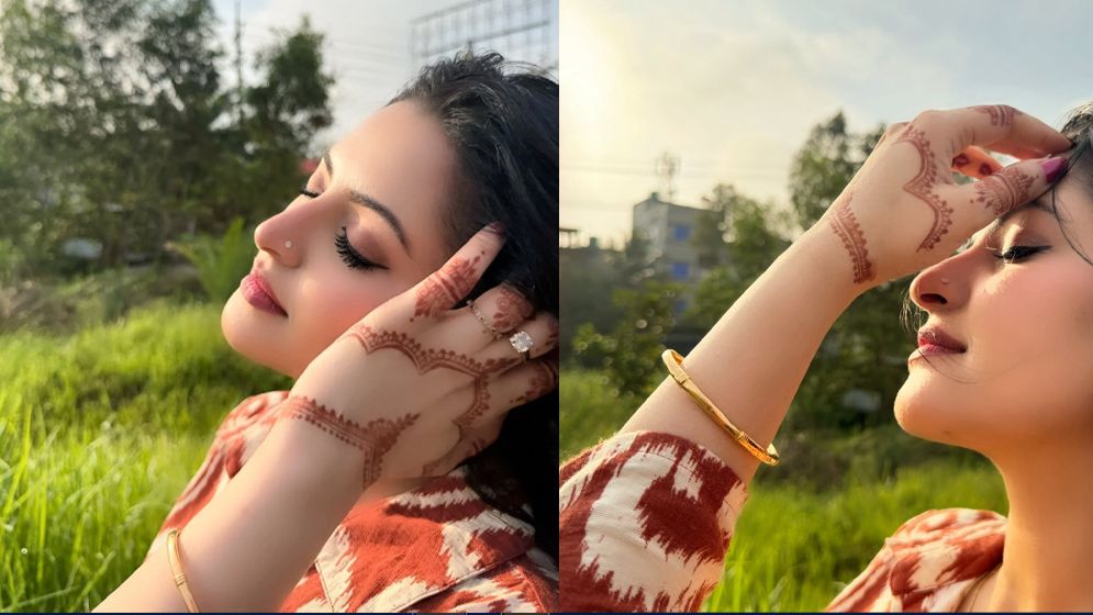 দৃষ্টিনন্দন মেহেদির নকশায় পরীমনি