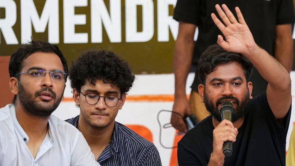 রাজনীতিতে যোগ দেবেন ককরোচ পার্টির নেতারা?