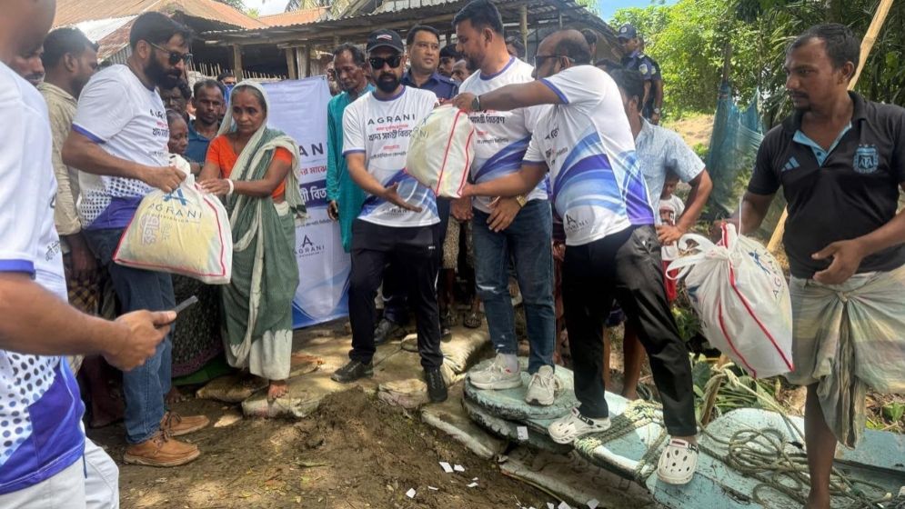 অতি বৃষ্টিতে ক্ষতিগ্রস্ত কৃষকদের মাঝে সহায়তা ও ত্রাণসামগ্রী বিতরণ