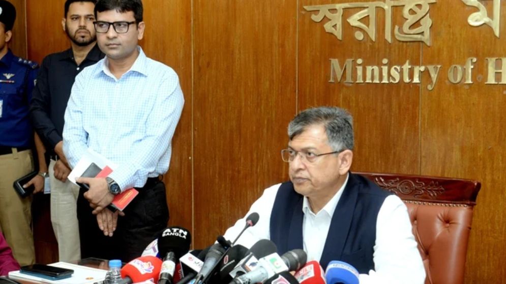 ‘পুরস্কার ও তিরস্কার’ নীতি অব্যাহত রাখার দৃঢ় প্রত্যয় স্বরাষ্ট্রমন্ত্রীর