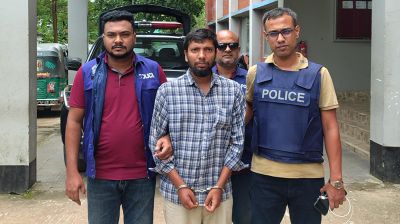 ক্ষোভ থেকে বাবা-মাকে হত্যার পর নিজ ঘরেই ছিলেন রিমন