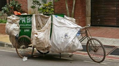 ঢাকা সিটির বাসাবাড়ি থেকে ভ্যানে ময়লা নেওয়ার ফি আদায় বন্ধে নির্দেশনা চেয়ে রিট