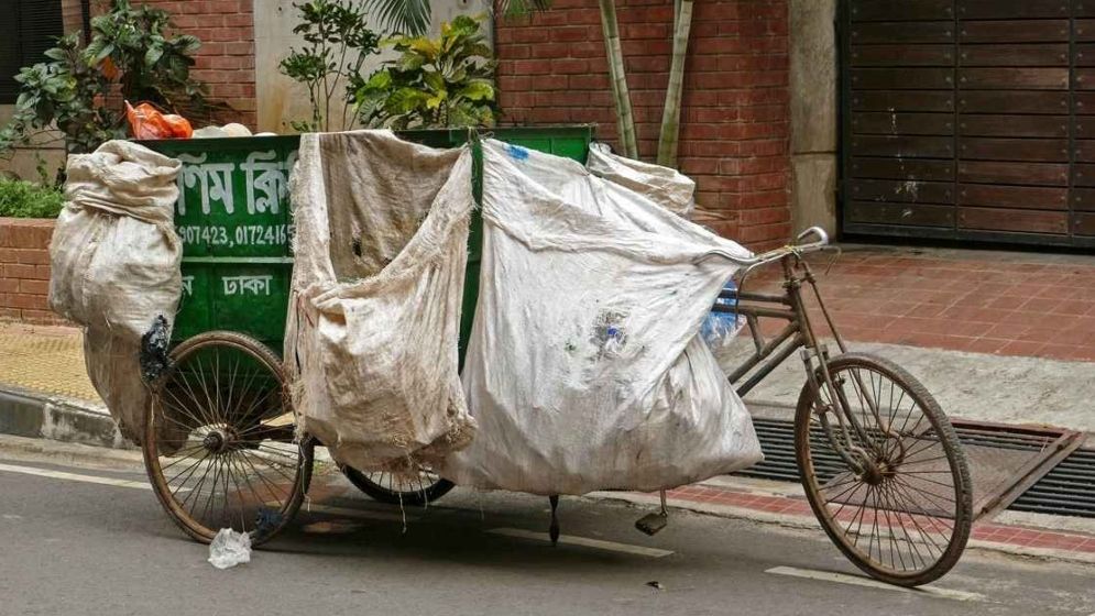 ঢাকা সিটির বাসাবাড়ি থেকে ভ্যানে ময়লা নেওয়ার ফি আদায় বন্ধে নির্দেশনা চেয়ে রিট