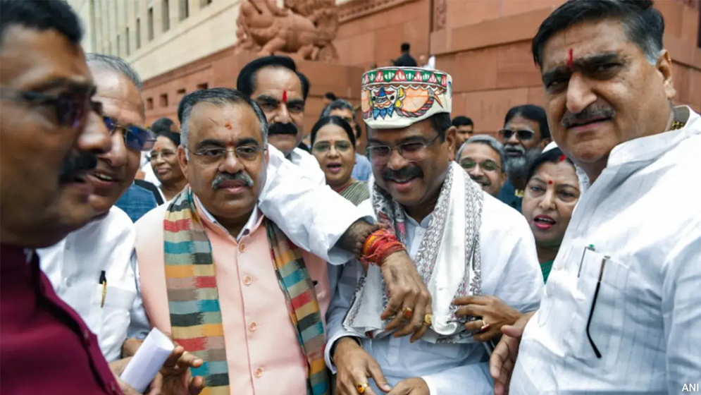 ভারতের সংসদে ধর্মেন্দ্র প্রধানকে ঘিরে বিজেপি-কংগ্রেসের উত্তেজনা