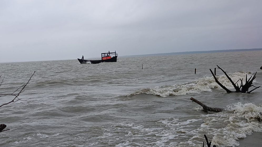 উত্তাল সাগর, সব সমুদ্রবন্দরে ৩ নম্বর সতর্ক সংকেত