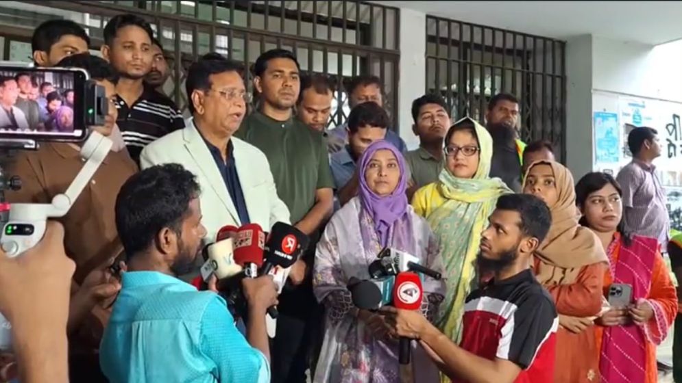 ঢাবির ৩ ছাত্রী হলে মশক নিয়ন্ত্রণ মেশিন বিতরণ