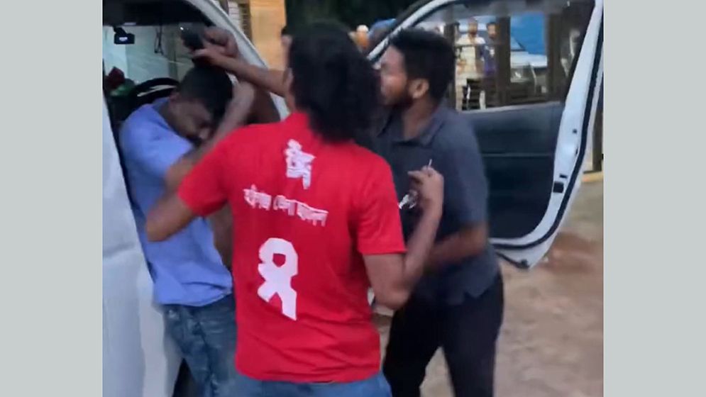 এনসিপির গাড়িবহরে ছাত্রদলের হামলার অভিযোগ, সারজিসসহ আহত অনেকে