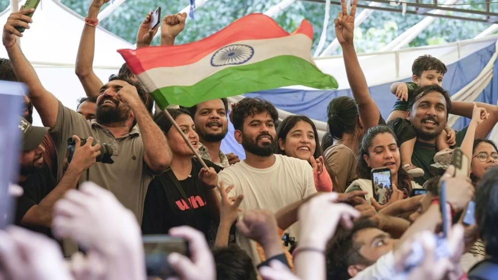 চাপে পড়ে আন্দোলনকারীদের বিরুদ্ধে সব মামলা প্রত্যাহার করবে শুভেন্দু সরকার
