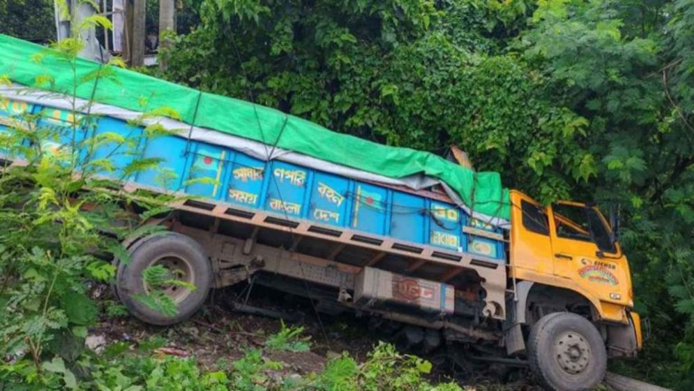নিয়ন্ত্রণ হারিয়ে ট্রাক খাদে, চাপা পড়ে পথচারী নিহত