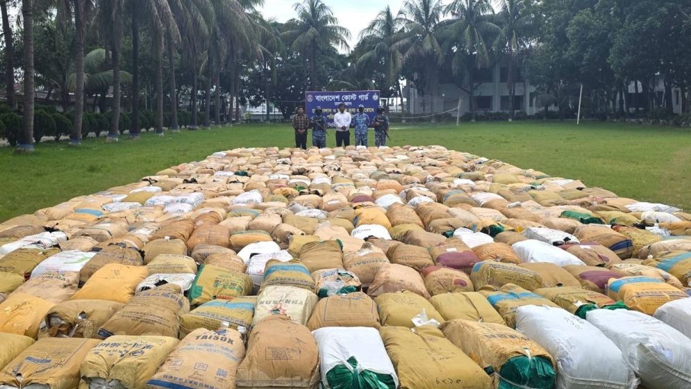 লালবাগে ২৪ হাজার কেজি নিষিদ্ধ পলিথিন জব্দ