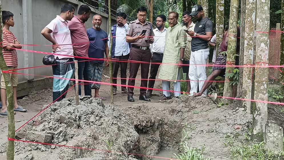 আব্দুর রব সরকারি কলেজের পাশে মিলল ৩ মর্টারশেল