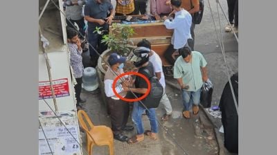 ফুলবাড়িয়ায় ট্রাফিক কনস্টেবলের প্রকাশ্যে ‘ঘুস’ গ্রহণ