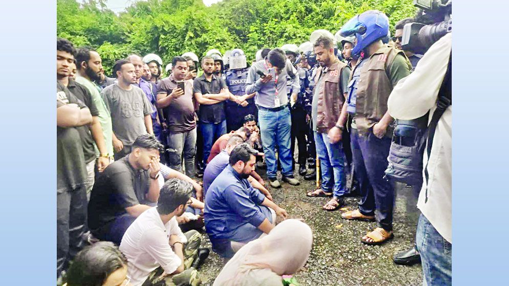একশ জনের বিরুদ্ধে এনসিপির মামলা