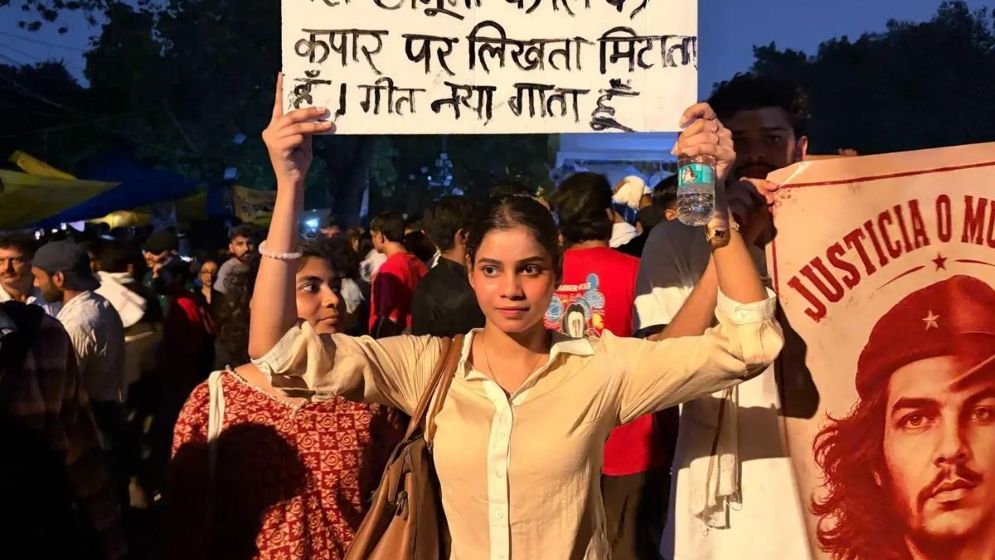 নারী বিক্ষোভকারীদের বিকৃত ছবি ছড়িয়ে ট্রল-বুলিং করছে উগ্রপন্থিরা, দেওয়া হচ্ছে হুমকি