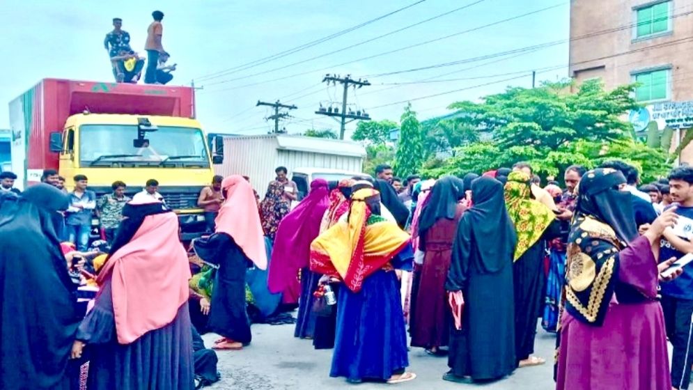 বেতনভাতা বৃদ্ধির দাবিতে ঢাকা-চট্টগ্রাম মহাসড়ক অবরোধ শ্রমিকদের