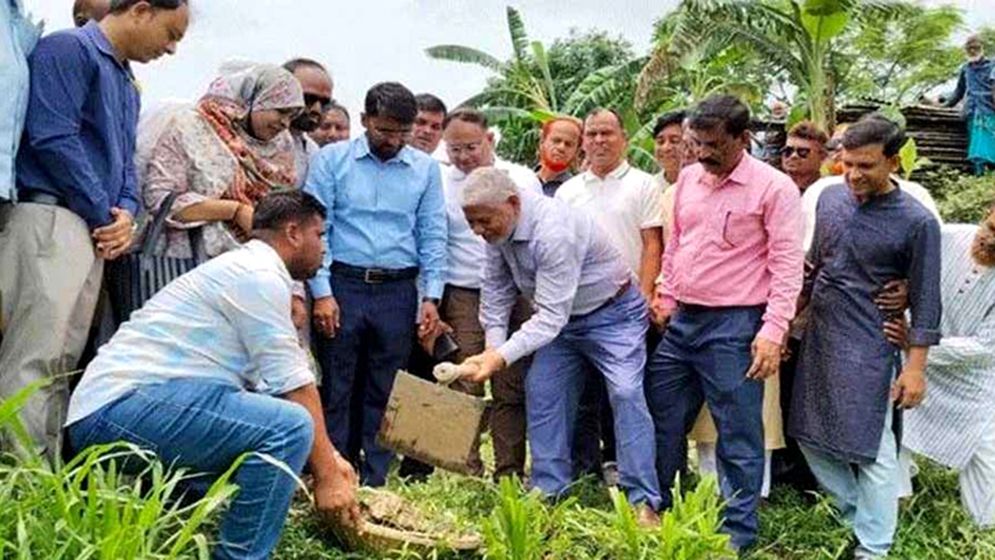 ধামরাইয়ে খাল খননে উদ্বৃত্ত ১ কোটি টাকা ফেরত দিয়েছে উপজেলা প্রশাসন